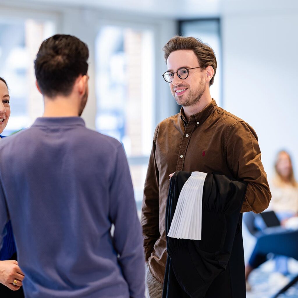 Rechter-in-gesprek-met-collegas